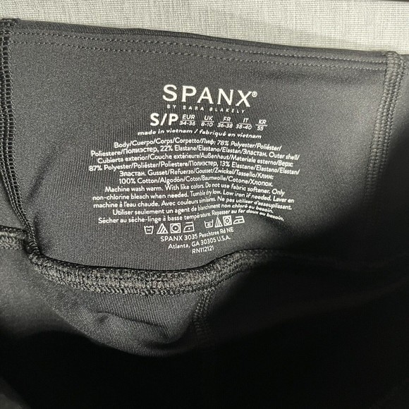 NWT SPANX Get Moving Wicking Performance Black Camo Athletic Shorts 50227R Small - Picture 5 of 7